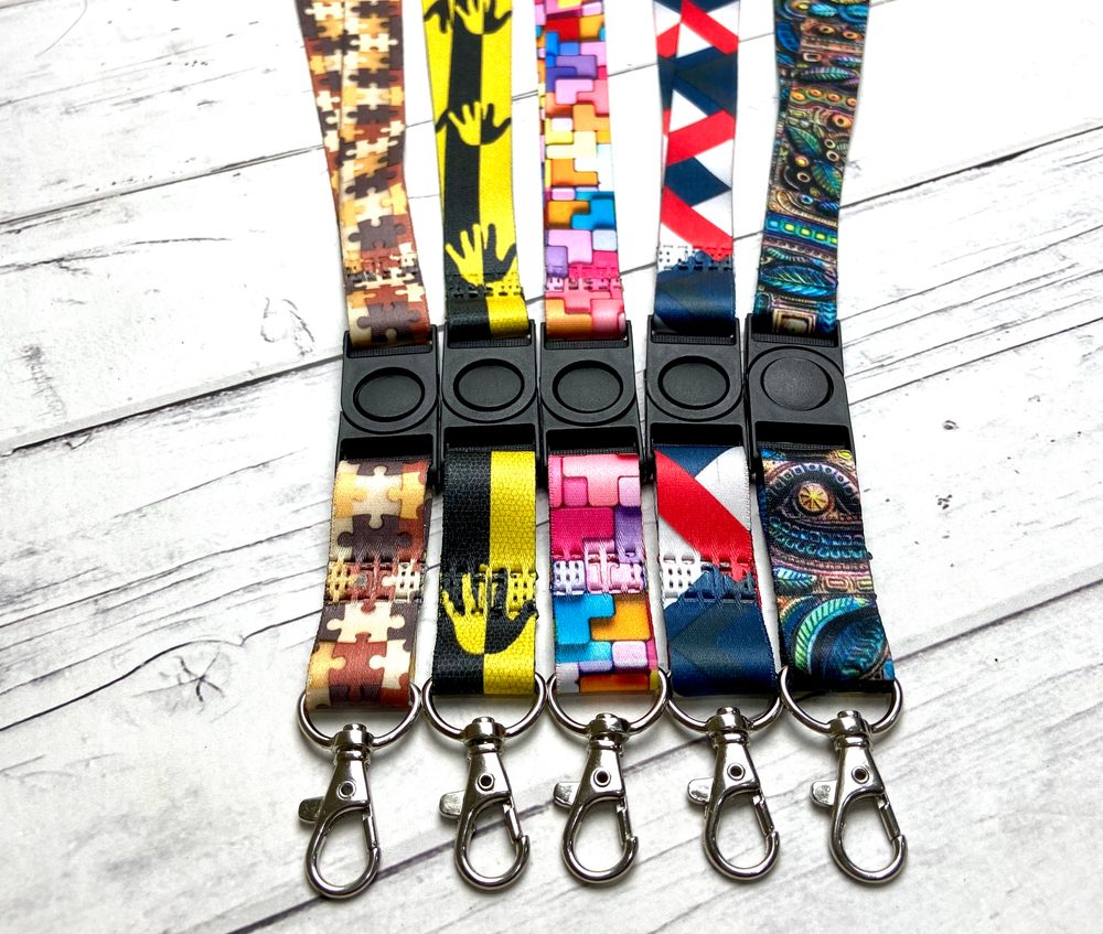 Printed vs Plain Lanyards: Which Should You Choose?